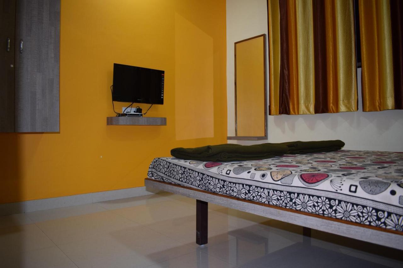 Vrundavan Hotel And Lodging Akalkot Esterno foto
